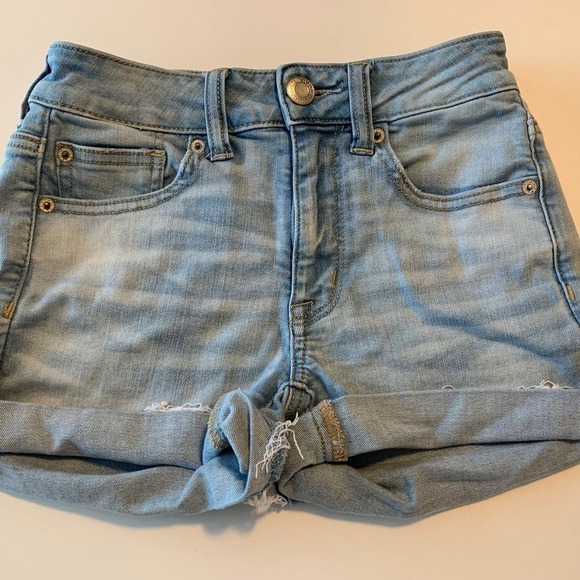 American Eagle AE Raw Hem Stretch Shortie Booty Jean Shorts Lt Blue Denim Sz 2 - Picture 1 of 4